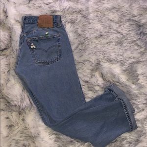 Vintage Levi’s boyfriend style with embroidery